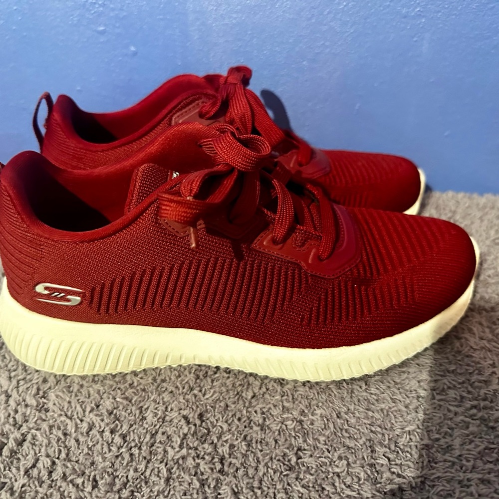 Burgundy Sketchers women’s tennis shoes